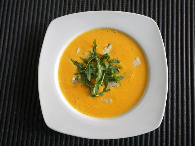 Французский луковый суп с сыром и гренками - Лайфхакер